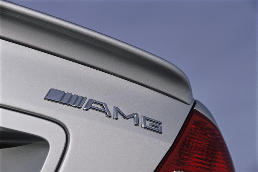 Логотип Mercedes-Benz C55 AMG 2005 года  (фото 20 из 37)